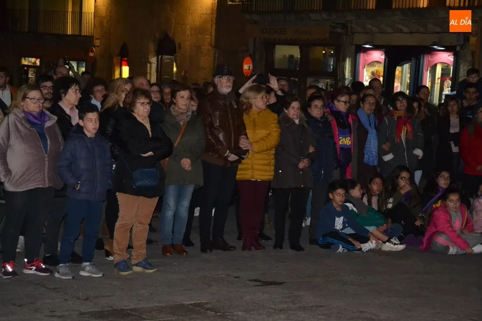 Foto 6 - M&aacute;s de 200 personas salen a las calles mirobrigenses para &ldquo;gritar por las que ya no est&aacute;n&rdquo;  