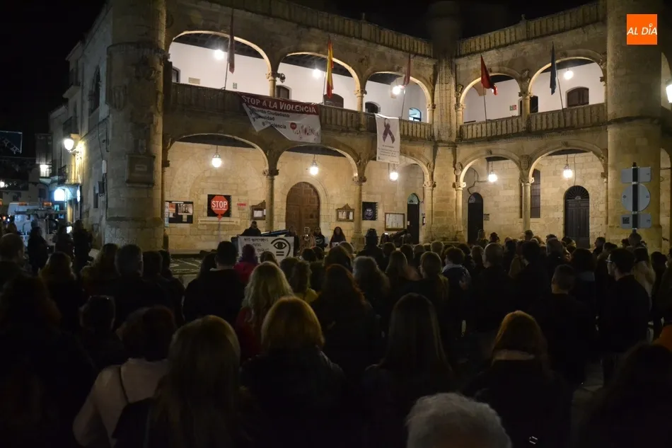 Foto 3 - M&aacute;s de 200 personas salen a las calles mirobrigenses para &ldquo;gritar por las que ya no est&aacute;n&rdquo;  