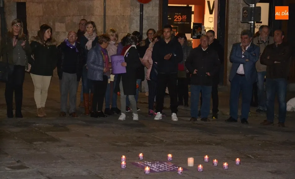 Foto 2 - M&aacute;s de 200 personas salen a las calles mirobrigenses para &ldquo;gritar por las que ya no est&aacute;n&rdquo;  
