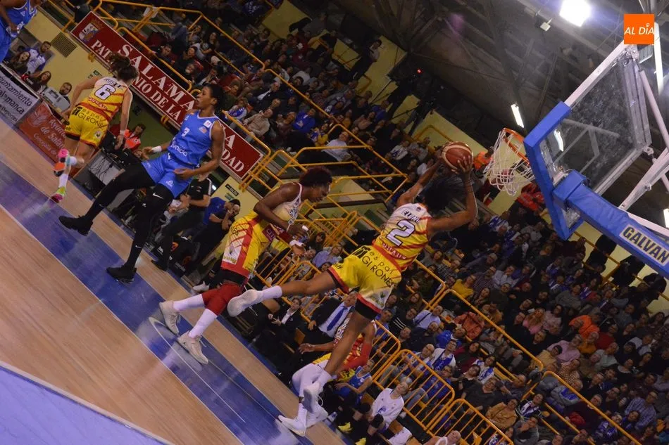 Akhator (a la izquierda) en el duelo ante Uni Girona / Archivo