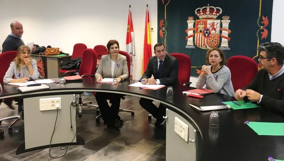 Comisión contra la Violencia de Género, presidida por el delegado territorial, Eloy Ruiz