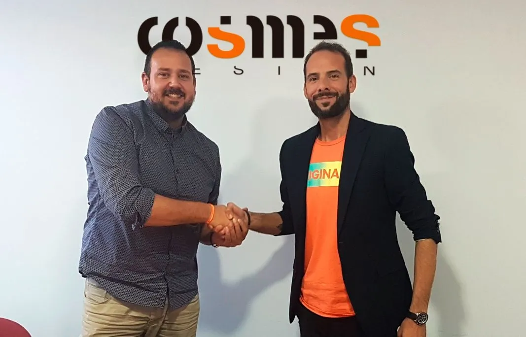 Javier Sánchez Cooper y Miguel Cosmes durante la rubrica del acuerdo