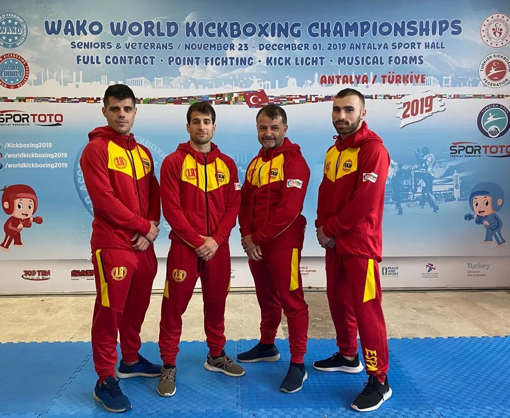Deportistas salmantinos, junto a su entrenador, que participarán en el Mundial WAKO