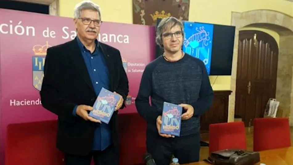 El director del Instituto de las Identidades, Juan Francisco Blanco, y el artista Juan Vicente Sánchez, en la presentación de esta cartas