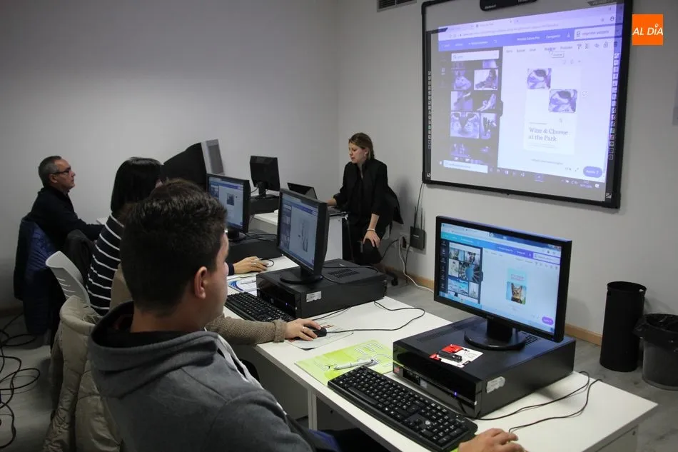 Foto 7 - Una quincena de personas participan en Vitigudino en un seminario de dise&ntilde;o web y marketing  