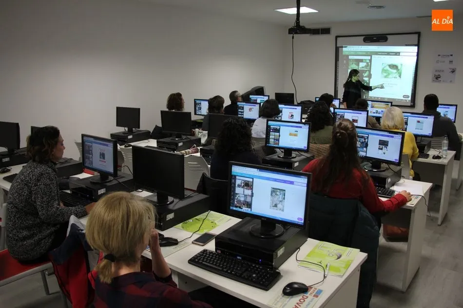 Foto 5 - Una quincena de personas participan en Vitigudino en un seminario de dise&ntilde;o web y marketing  