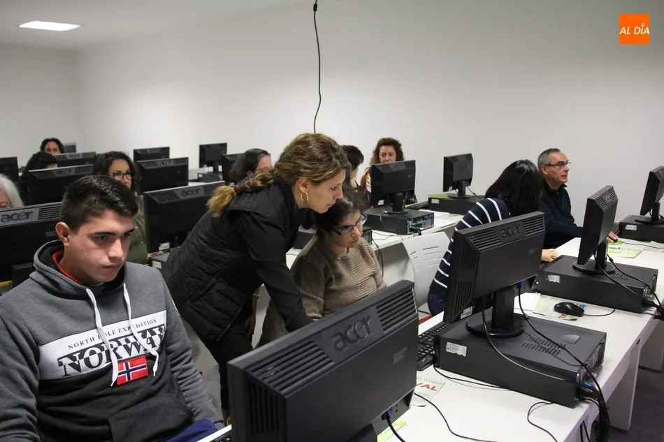 Foto 4 - Una quincena de personas participan en Vitigudino en un seminario de dise&ntilde;o web y marketing  