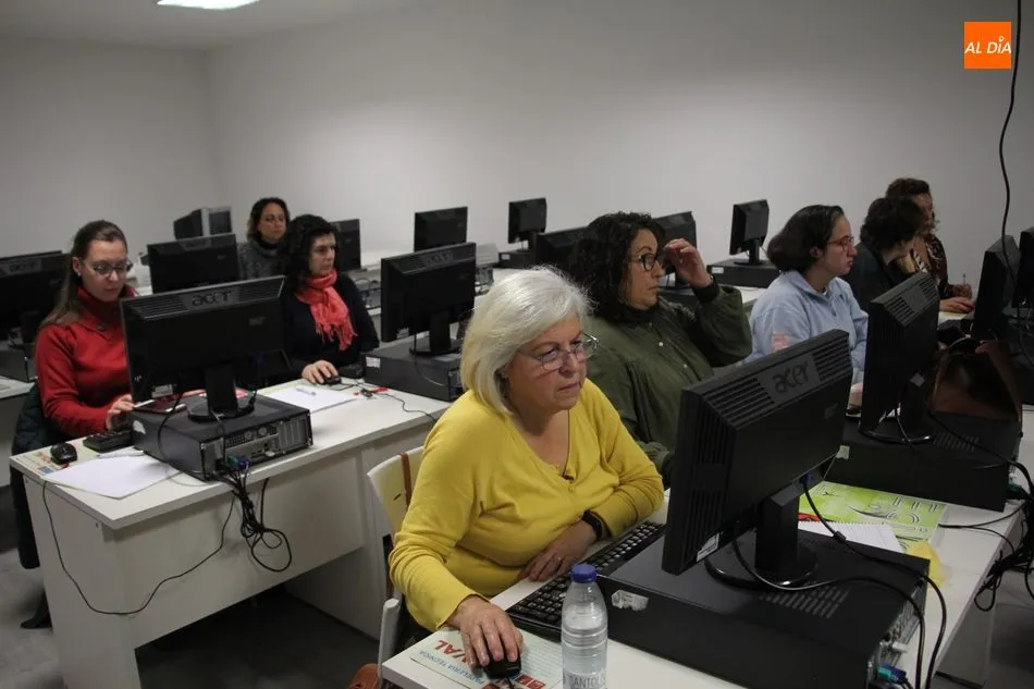 Foto 2 - Una quincena de personas participan en Vitigudino en un seminario de dise&ntilde;o web y marketing  