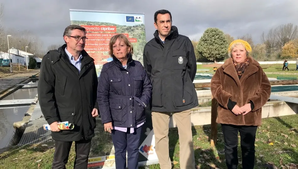 La presidenta de la CHD, Cristina Danés, el presidente de la CHT, Antonio Yañez, el director general de Patrimonio Natural, José Ángel Arranz, y la subdelegada Encarnación Pérez, en el centro Ictiogénico de Galisancho