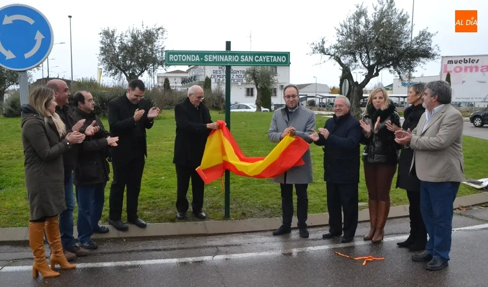 Bautizada la rotonda situada junto al Centro de Salud y Especialidades  