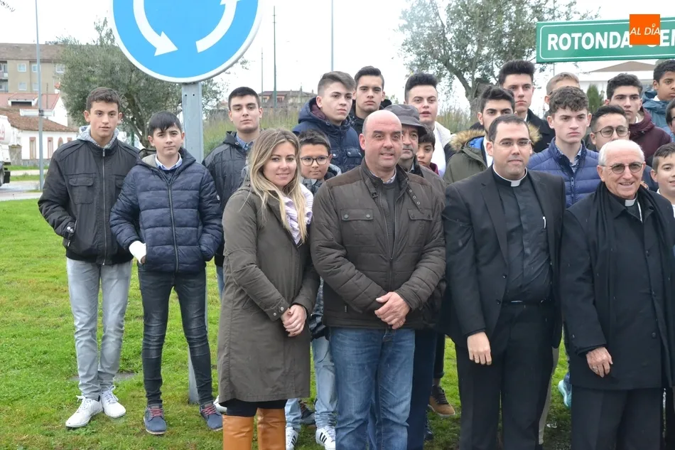 Foto 4 - Bautizada la rotonda situada junto al Centro de Salud y Especialidades  