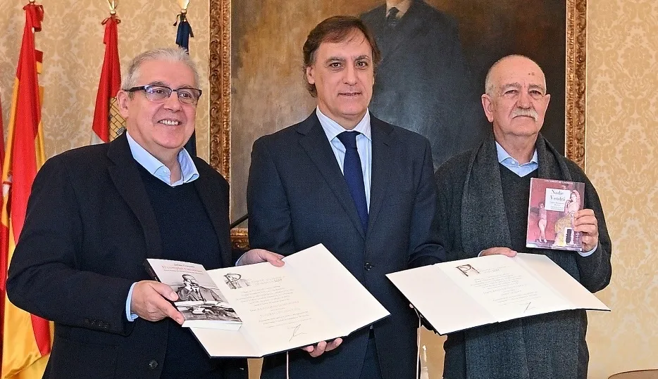 Los escritores Julián Granado y Tomás Hernández junto al alcalde de Salamanca, Carlos García Carbayo