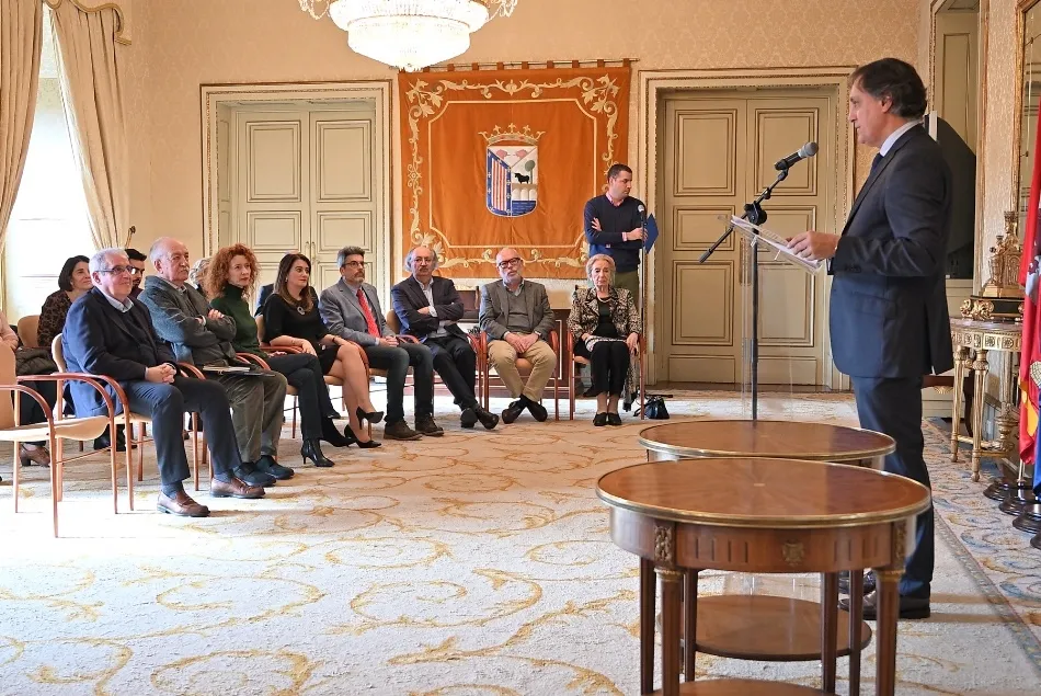 Foto 2 - Juli&aacute;n Granado y Tom&aacute;s Hern&aacute;ndez reciben los premios literarios 'Ciudad de Salamanca 2019'