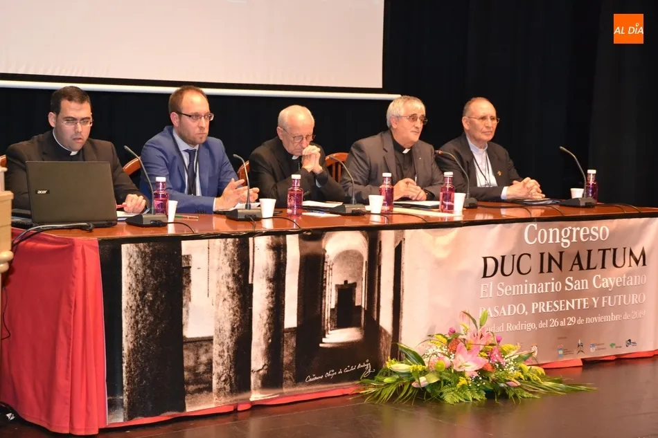 El Seminario llega a puerto tras una larga navegación reflexionando sobre su pasado,...