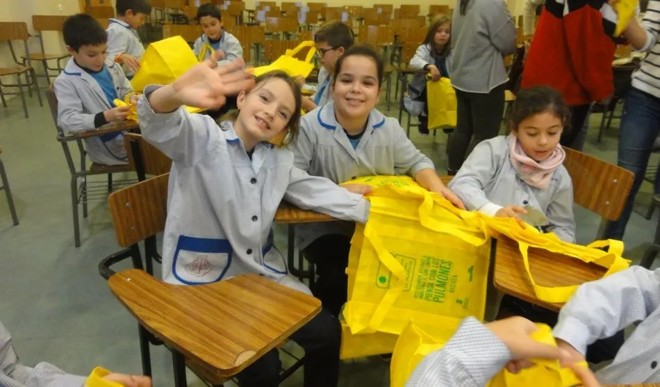 Alumnos del Colegio San Juan Bosco participan en un taller de reciclaje de residuos