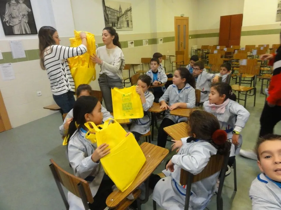 Foto 6 - Alumnos del Colegio San Juan Bosco participan en un taller de reciclaje de residuos