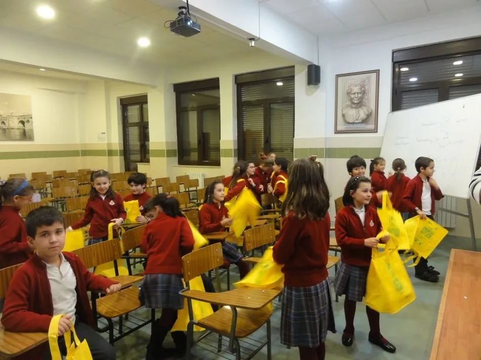 Foto 5 - Alumnos del Colegio San Juan Bosco participan en un taller de reciclaje de residuos