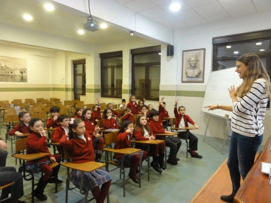 Foto 4 - Alumnos del Colegio San Juan Bosco participan en un taller de reciclaje de residuos