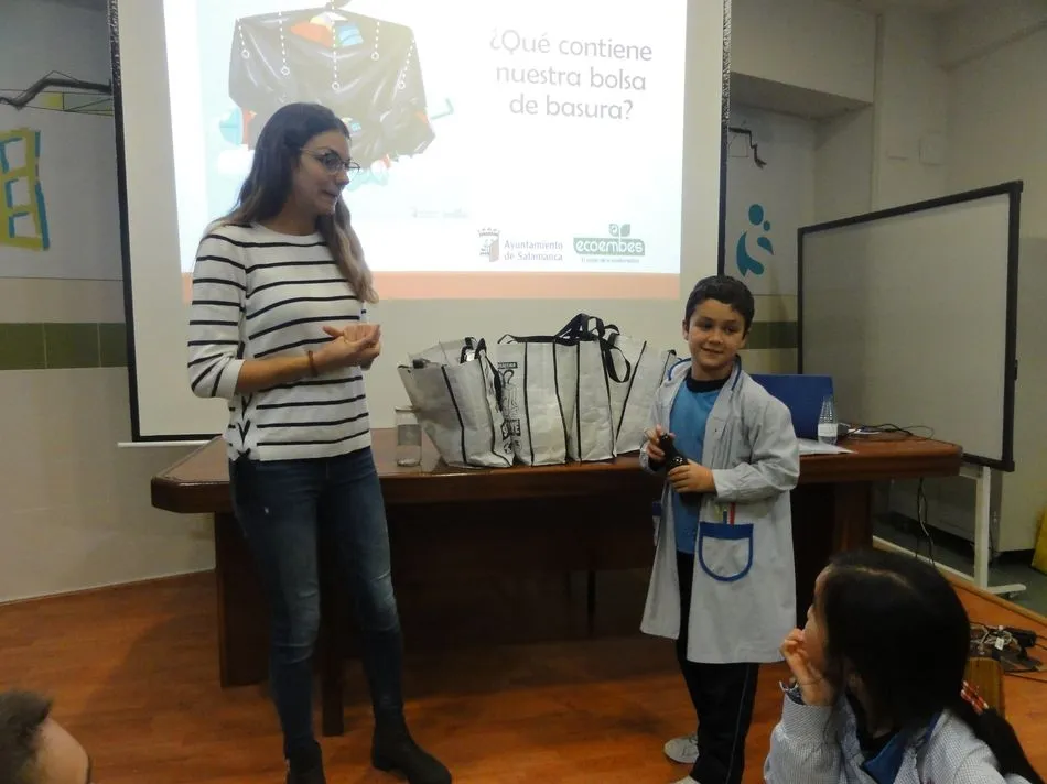 Foto 2 - Alumnos del Colegio San Juan Bosco participan en un taller de reciclaje de residuos