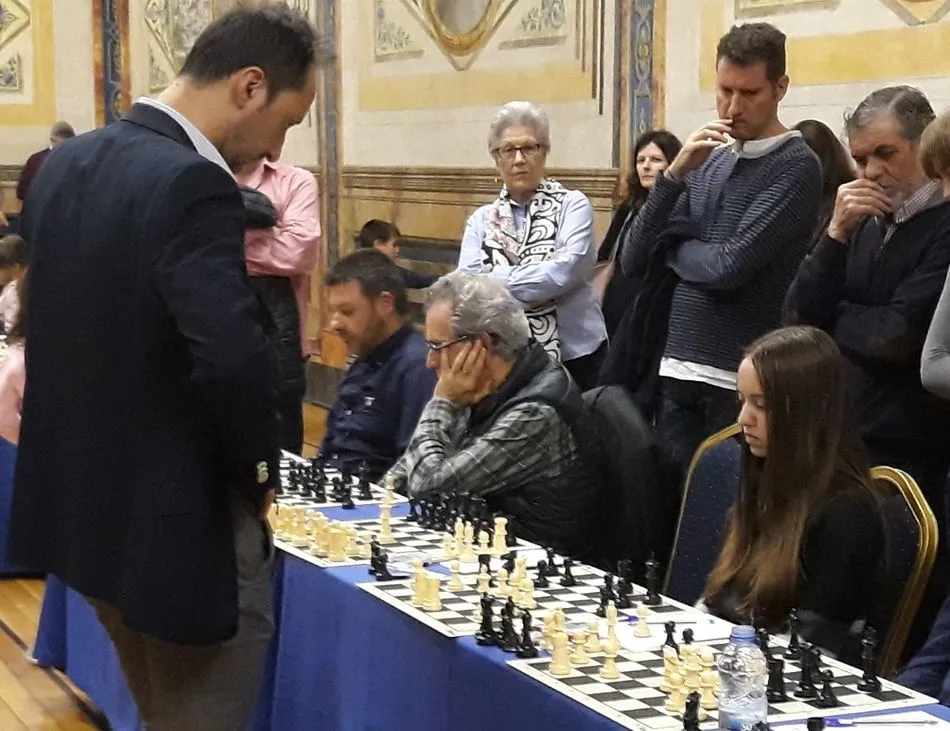 Lucia Sánchez, en la partida simultánea con Veselin Topalov