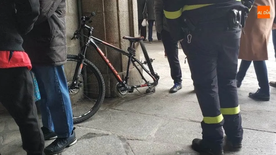 Foto 2 - Un ciclista arrolla a un peat&oacute;n de avanzada edad en la Plaza Mayor