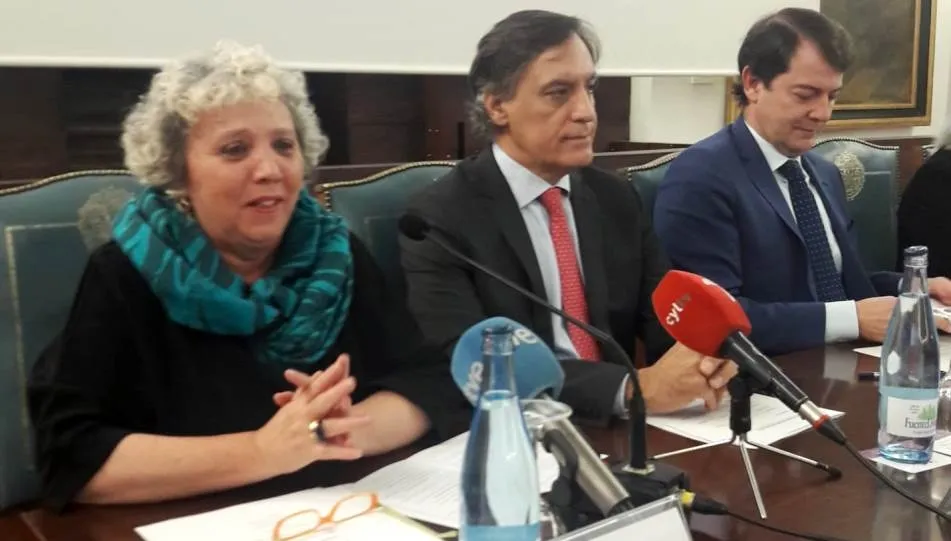 La subdelegada del Gobierno, Encarnación Pérez, en la jornada sobre violencia de género, celebrada hoy en el Colegio Fonseca