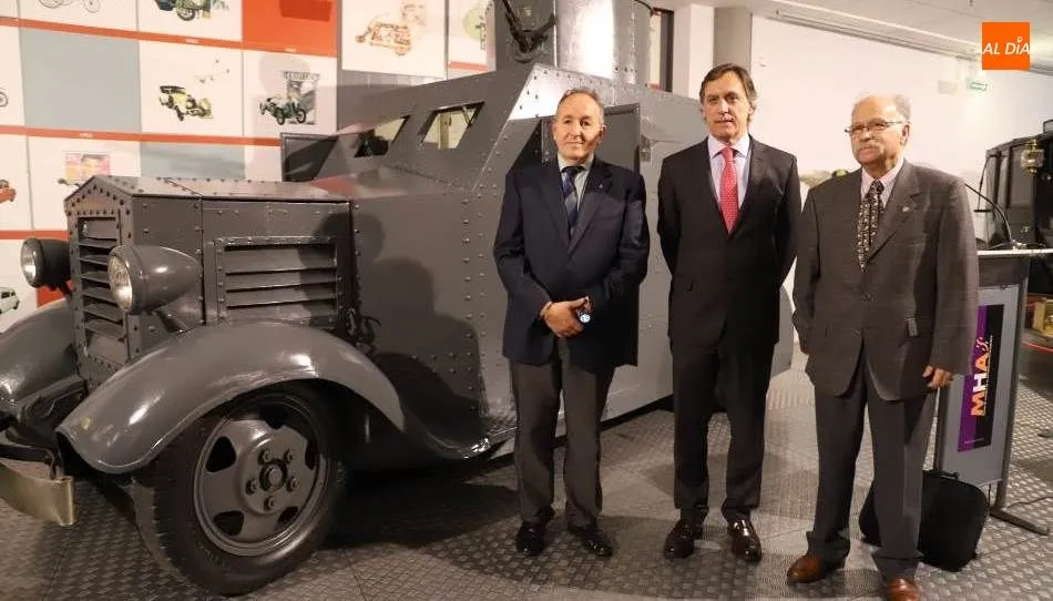 El alcalde, Carlos García Carbayo, en el centro, en la inauguración de la muestra ‘Salamanca, Automoción y Guerra Civil’. Foto de Lydia González