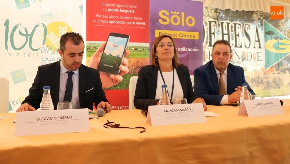 Octavio Gonzalo y Gabriel Gonzalo en una edición anterior de estas jornadas con la exconsejera Milagros Marcos / CORRAL