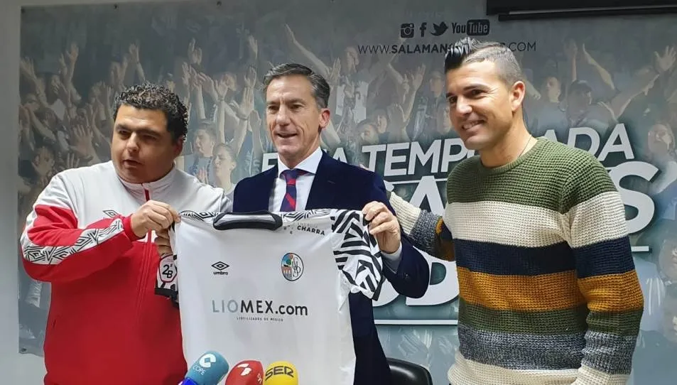 Presentación de Aitor Larrazábal, junto a su ayudante, Jorge Perona. Foto Salamanca UDS