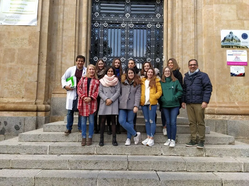 Foto 2 - Mar&iacute;a Moliner visita el Colegio Santa Teresa de Jes&uacute;s
