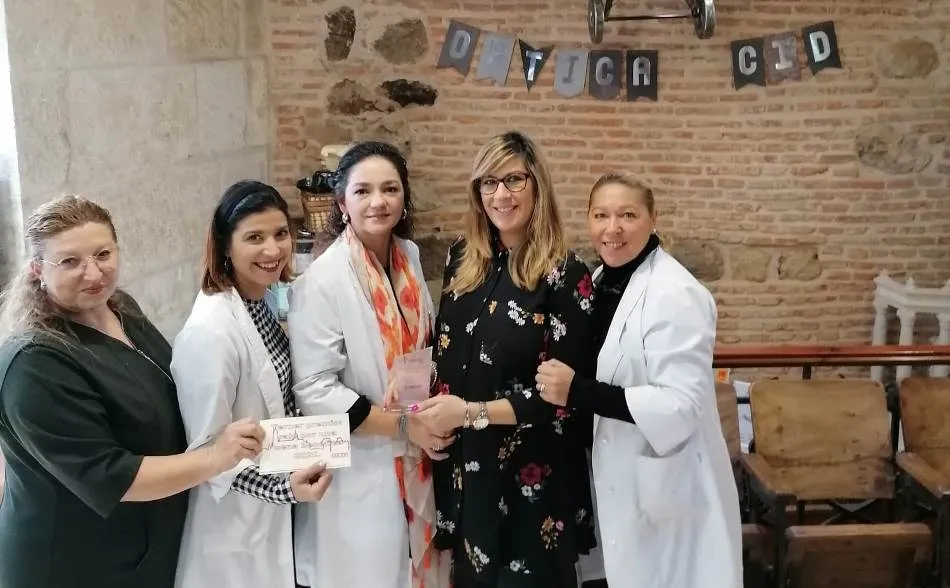 Foto 2 - Las ganadoras del Concurso de Escaparates contra el C&aacute;ncer de Mama reciben sus premios  