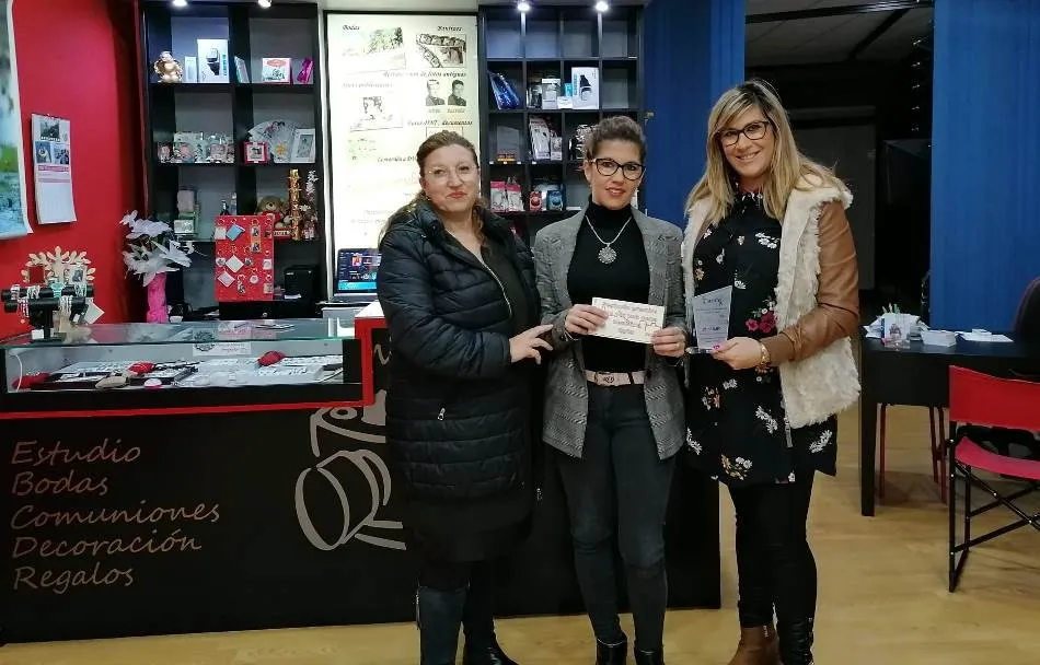 Foto 3 - Las ganadoras del Concurso de Escaparates contra el C&aacute;ncer de Mama reciben sus premios  