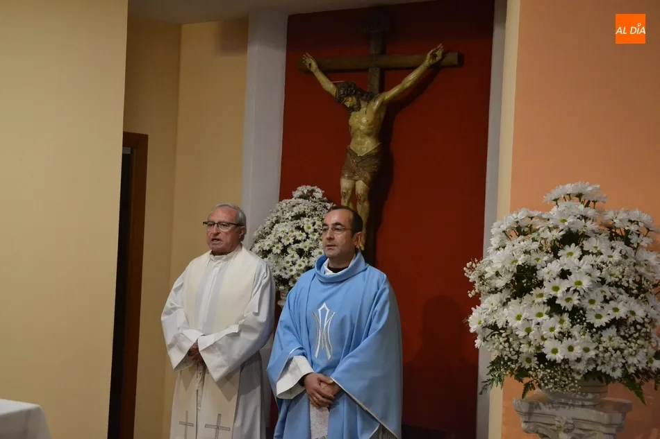 Foto 7 - Multitudinaria despedida de la novena en honor a la Virgen de la Medalla Milagrosa  