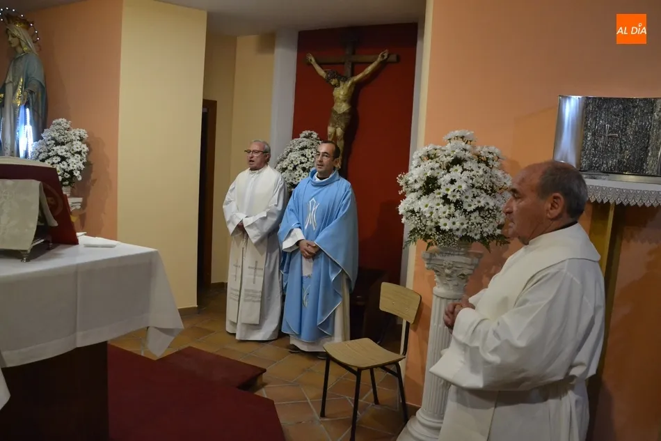 Foto 8 - Multitudinaria despedida de la novena en honor a la Virgen de la Medalla Milagrosa  