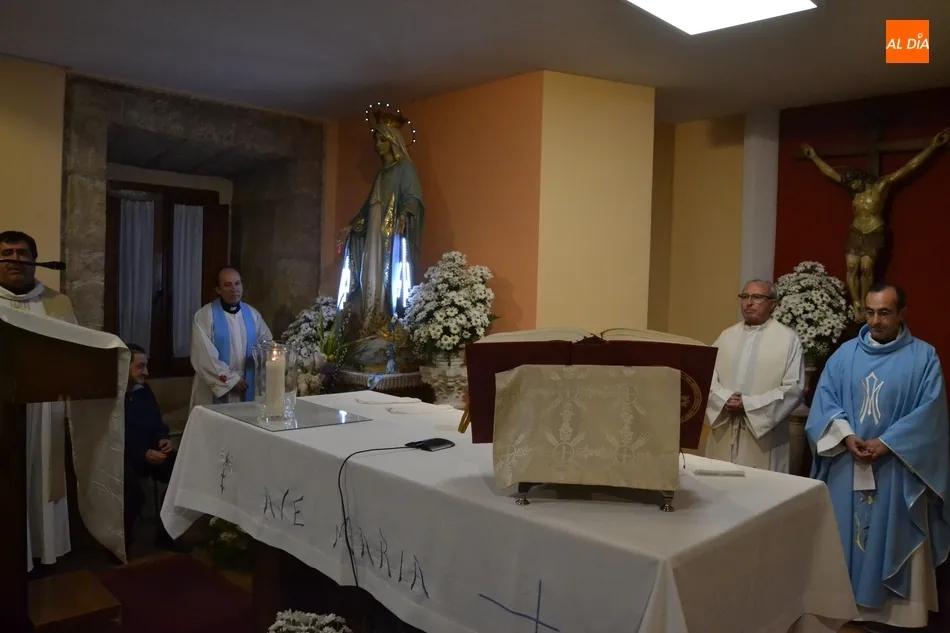 Foto 5 - Multitudinaria despedida de la novena en honor a la Virgen de la Medalla Milagrosa  