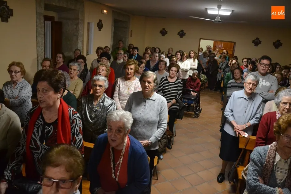 Foto 3 - Multitudinaria despedida de la novena en honor a la Virgen de la Medalla Milagrosa  