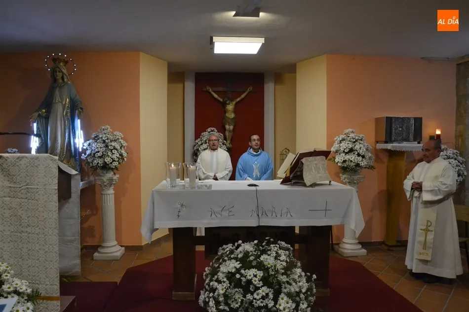 Foto 4 - Multitudinaria despedida de la novena en honor a la Virgen de la Medalla Milagrosa  