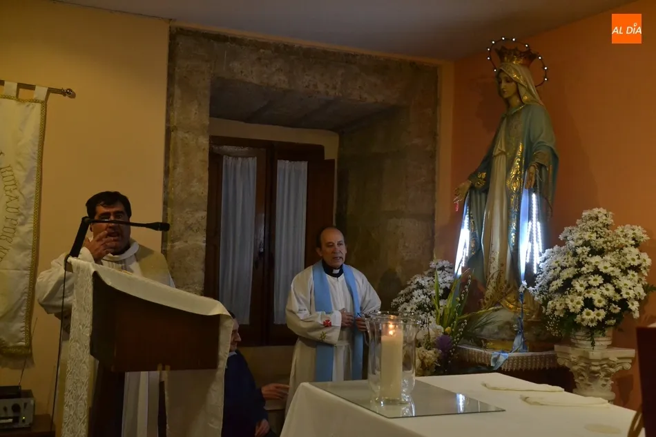 Foto 6 - Multitudinaria despedida de la novena en honor a la Virgen de la Medalla Milagrosa  