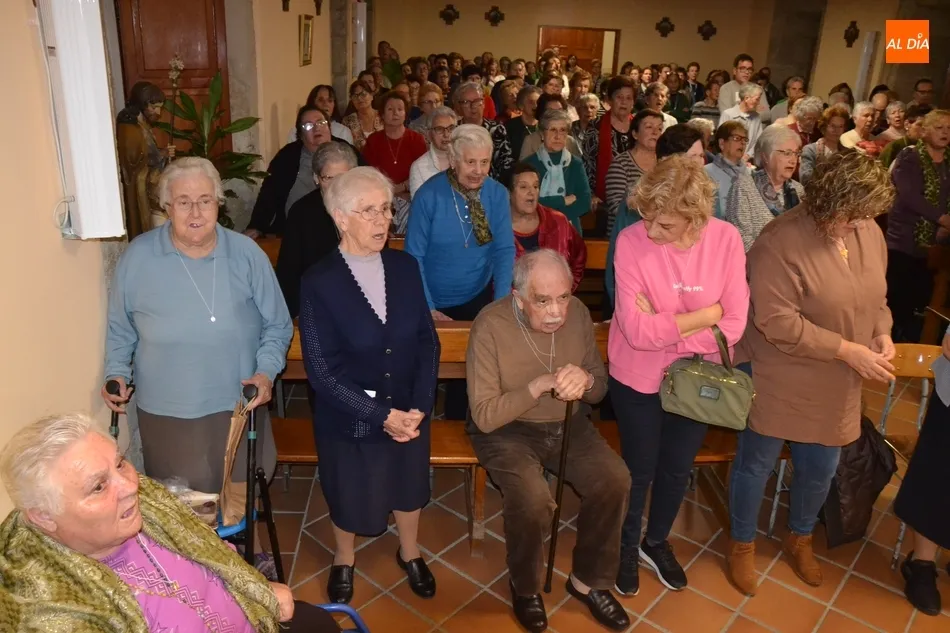 Foto 10 - Multitudinaria despedida de la novena en honor a la Virgen de la Medalla Milagrosa  