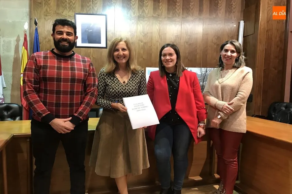 El equipo de Gobierno junto a María Jesús Elices, agente de Igualdad de Alba de Tormes