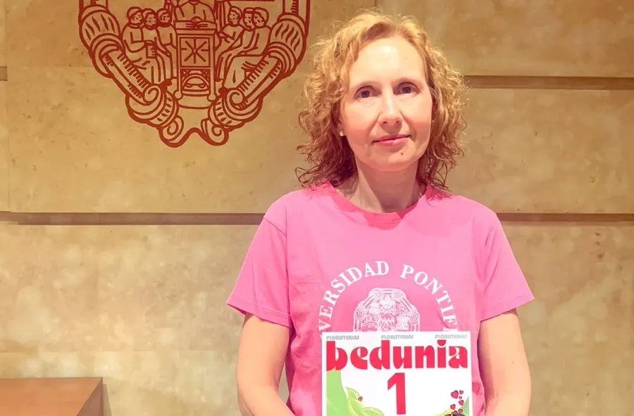 Miriam Cortés, rectora de la UPSA, con la camiseta y el dorsal que lucirá en la carrera del sábado