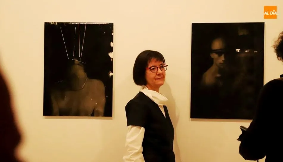 La fotógrafa salmantina, Leonor B. de la Lastra, junto a dos de sus obras en esta exposición en el Da2