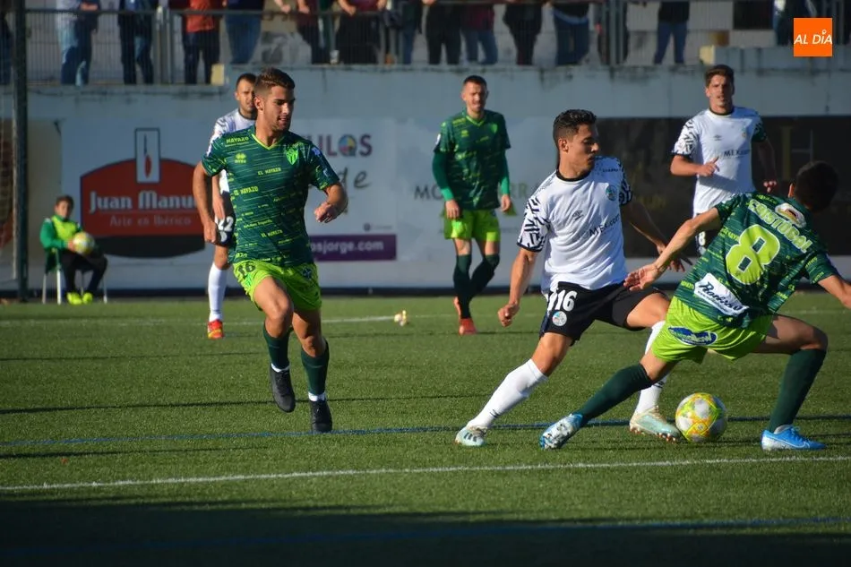 Una disputa en el derbi del Municipal