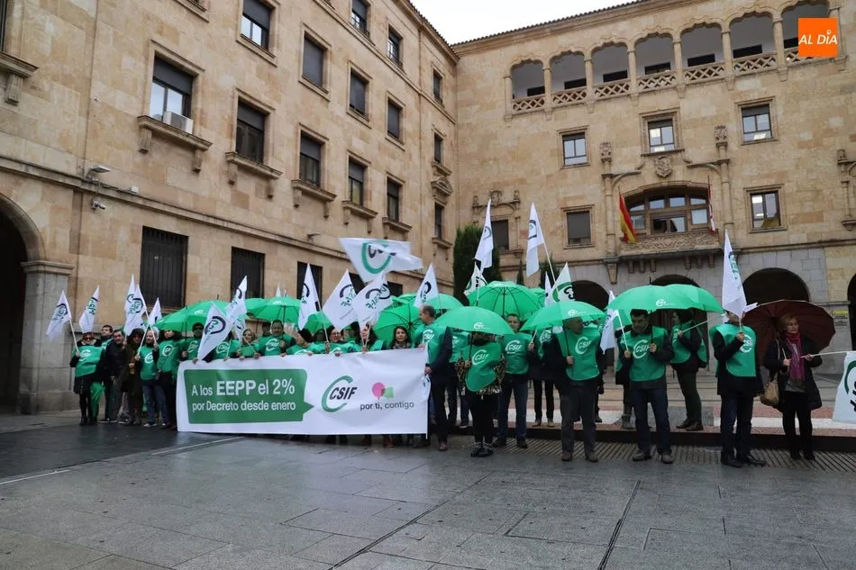 Foto 2 - Concentraci&oacute;n de CSIF para exigir al Gobierno la subida salarial&nbsp; del 2% para los empleados...