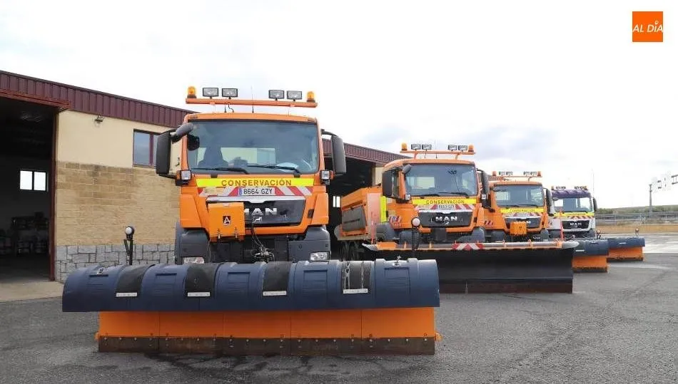 Máquinas quitanieves en el Centro de Conservación de la Red de Carreteras del Estado (Sector SA-1), junto al enlace del Barrio de Buenos Aires).