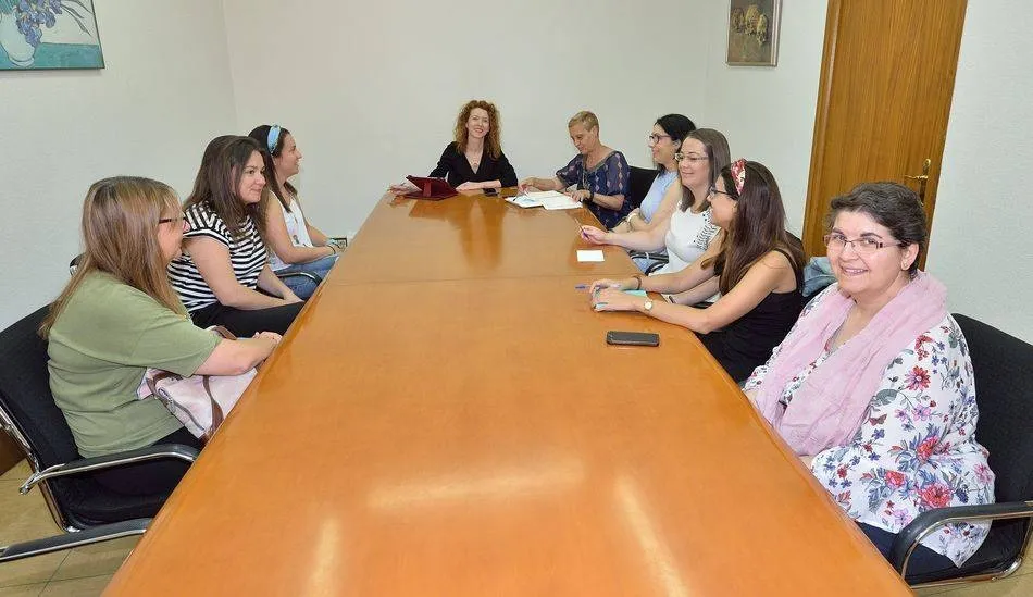 La concejala de Familia e Igualdad de Oportunidades, Ana Suárez, en un encuentro con las asociaciones de mujeres