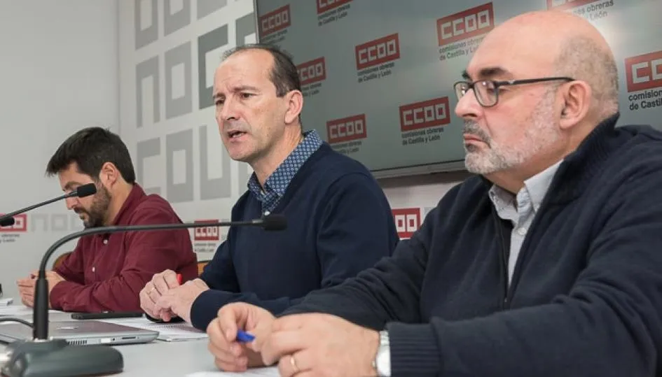 Los portavoces del Sector Autonómico de la Federación de Servicios a la Ciudadanía de CCOO, Ernesto Angulo del Río (coordinador), Juan Carlos Hernández Núñez (responsable de Personal Funcionario) y Jesús García (integrante de la Junta de Personal de los S