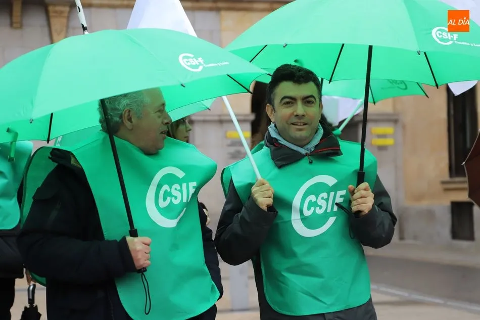 Foto 8 - Concentraci&oacute;n de CSIF para exigir al Gobierno la subida salarial&nbsp; del 2% para los empleados...