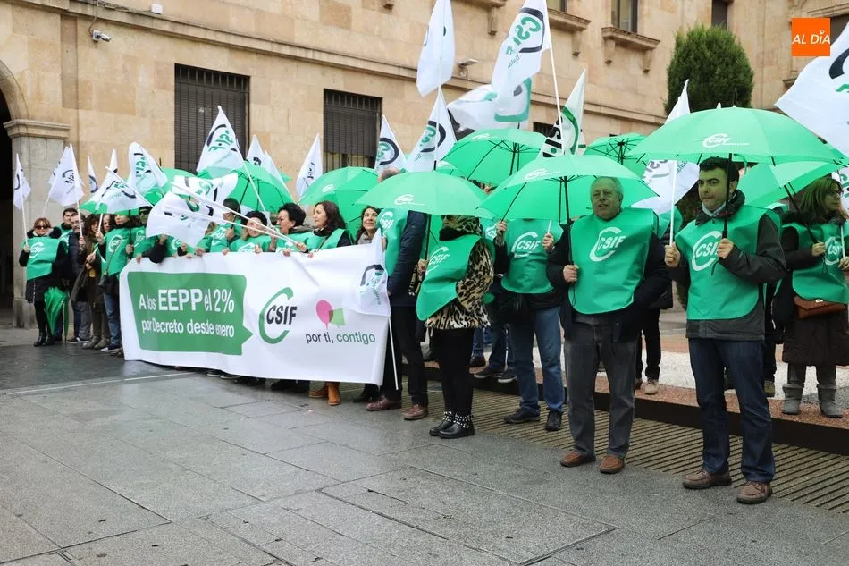 Foto 3 - Concentraci&oacute;n de CSIF para exigir al Gobierno la subida salarial&nbsp; del 2% para los empleados...