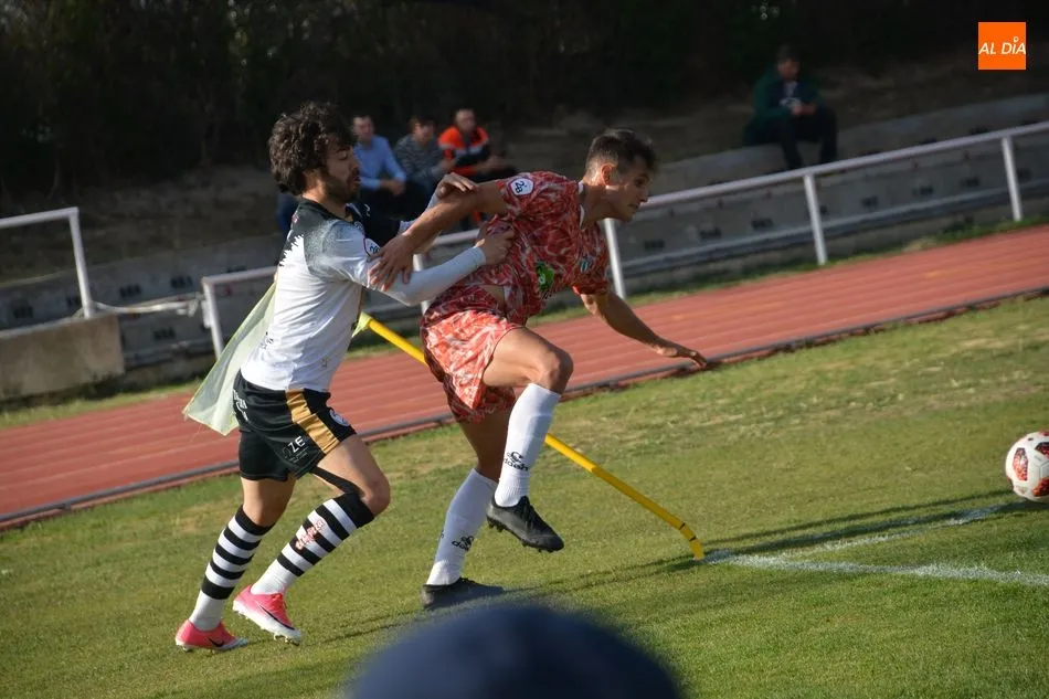 Una disputa del derbi del año pasado en Las Pistas